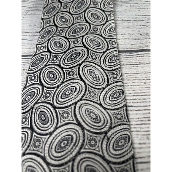 Bill Blass Black Label Men's Silk Tie Black And White Geometric Design 57" x 4" - Picture 2 of 5